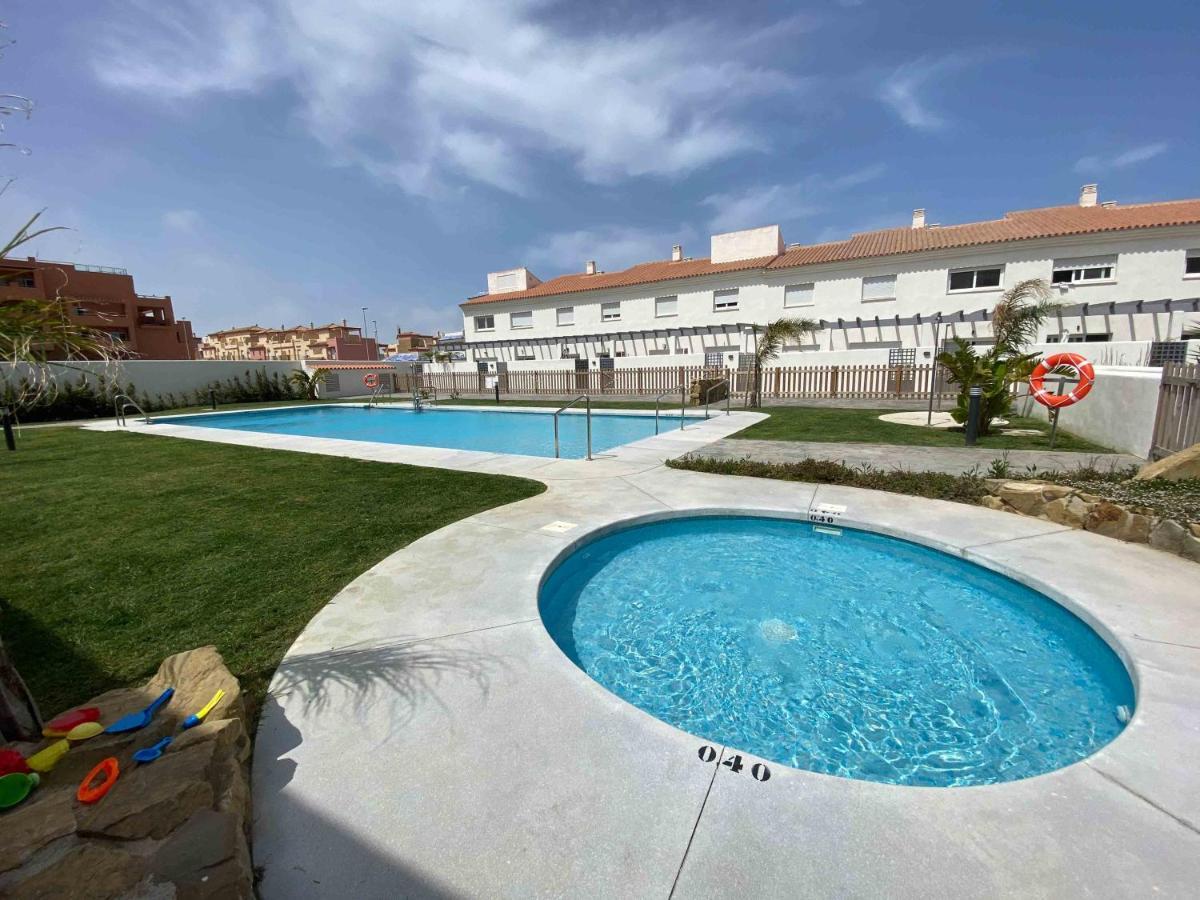 Cozy House - Sun, Parking, Wifi, Pool Apartment